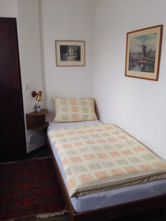 Guesthouse Airminis Düsseldorf Zimmer foto
