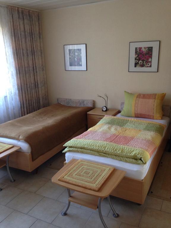 Guesthouse Airminis Düsseldorf Zimmer foto