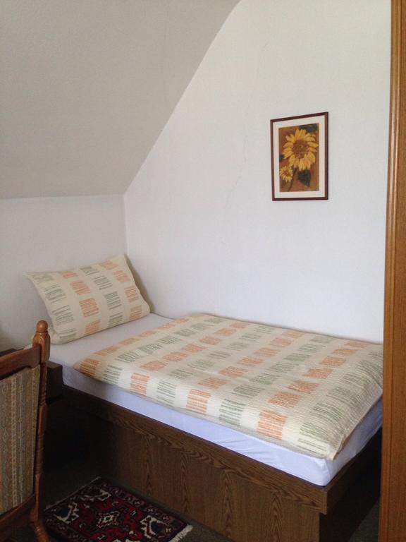 Guesthouse Airminis Düsseldorf Zimmer foto
